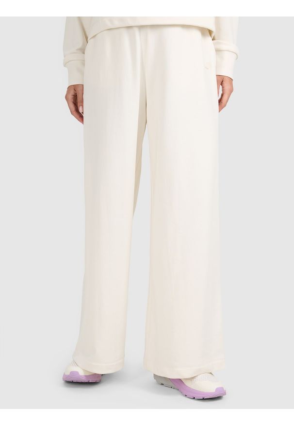4f - 4F Spodnie dresowe z szerokimi nogawkami damskie - beżowe S. Kolor: beżowy. Materiał: dresówka. Wzór: gładki, ze splotem