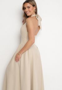 Born2be - Beżowa Sukienka o Rozkloszowanym Kroju z Wiązanym Dekoltem Halter Senicea. Okazja: na co dzień, na spacer. Typ kołnierza: dekolt halter. Kolor: beżowy. Typ sukienki: proste. Styl: casual #2