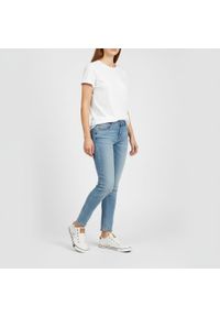 Trampki damskie Mustang, cholewka z materiału wsuwana konstrukcja z elastycznymi wstawkami klasyczna forma niska podeszwa zapewniająca komfort na co. Okazja: na co dzień. Kolor: biały. Materiał: materiał. Szerokość cholewki: normalna. Styl: klasyczny #7