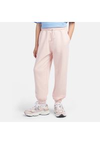 Spodnie dziecięce New Balance LAKG0058PIE – różowe. Kolor: różowy. Materiał: bawełna, poliester, dresówka