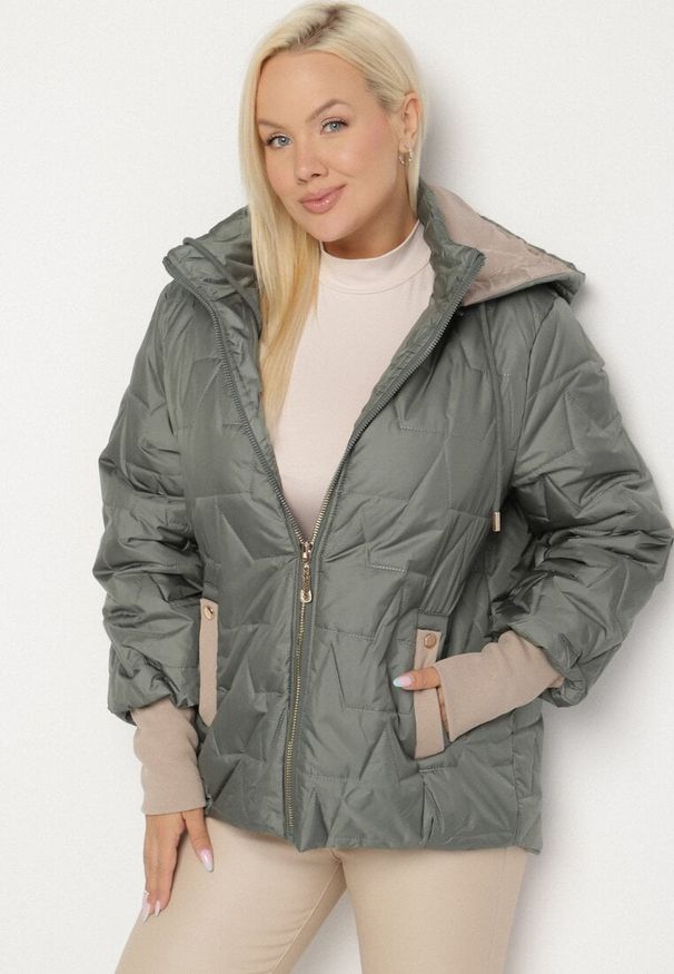 Born2be - Zielona Pikowana Kurtka o Prostym Kroju z Kapturem Tulorisa. Okazja: na co dzień, na spacer. Typ kołnierza: kaptur. Kolekcja: plus size. Kolor: zielony. Materiał: jeans. Wzór: aplikacja. Styl: klasyczny, casual, elegancki