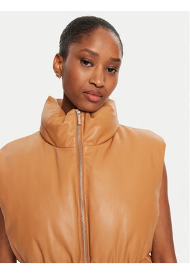 Armani Exchange Bezrękawnik 6DYQ21 YNNYZ 1788 Brązowy Regular Fit. Kolor: brązowy. Materiał: skóra. Długość rękawa: bez rękawów