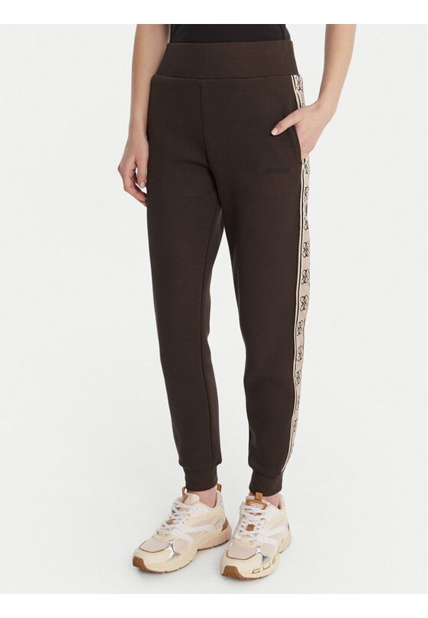 Guess Spodnie dresowe V2YB15 KB3P2 Brązowy Regular Fit. Kolor: brązowy. Materiał: syntetyk