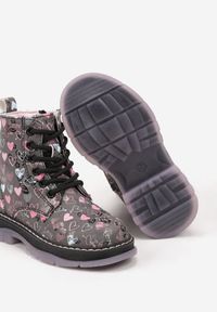 Born2be - Szare Lakierowane Płaskie Botki w Stylu Traperów z Serduszkami Tarlia. Okazja: na co dzień. Nosek buta: okrągły. Kolor: szary. Materiał: lakier. Styl: wizytowy, casual, elegancki #3