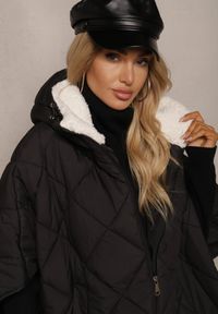 Renee - Czarna Kurtka Typu Ponczo z Pikowanymi Przeszyciami i Kapturem Zdobionym Futrem Edanitha. Okazja: na co dzień. Kolor: czarny. Materiał: futro. Wzór: aplikacja. Styl: elegancki, casual #3
