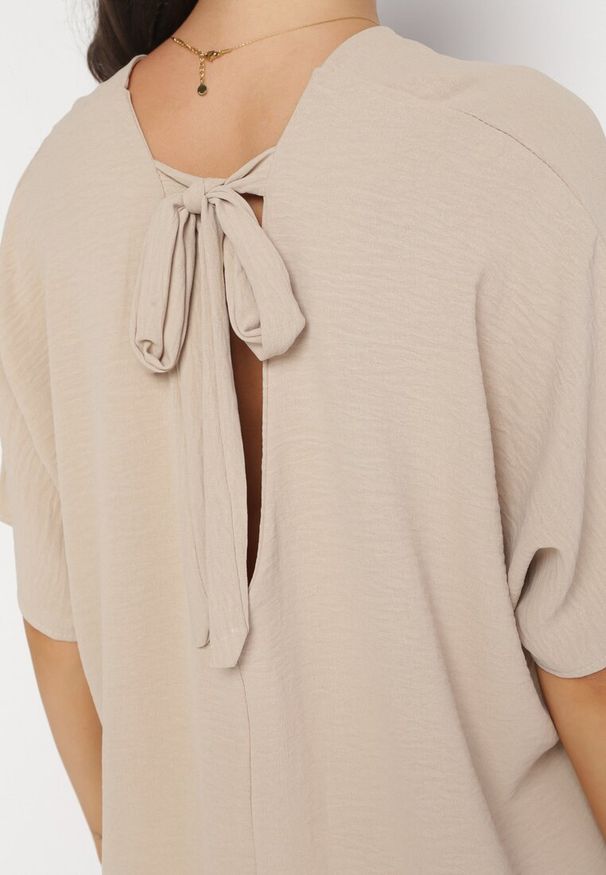 Born2be - Beżowa Sukienka o Fasonie Nietoperza z Wiązaniem na Plecach Miken. Kolor: beżowy