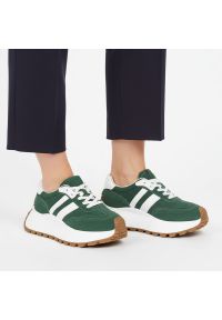 Sneakersy damskie S.Barski, cholewka skóra naturalna zamszowa wiązanie klasyczne kontrastowe paski fason niski zaokrąglony nosek masywna podeszwa spo. Zapięcie: pasek. Kolor: zielony. Materiał: zamsz, skóra. Szerokość cholewki: normalna. Wzór: paski. Styl: klasyczny #1