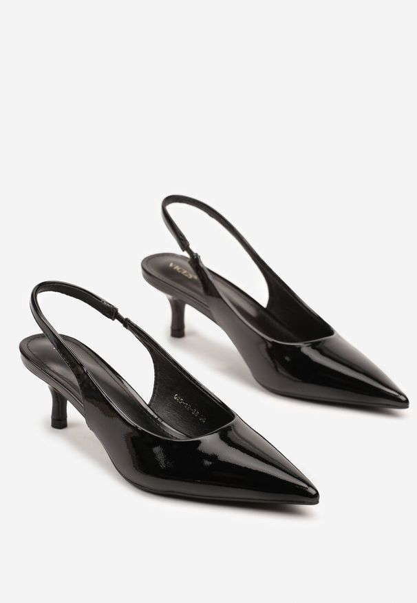 Renee - Czarne Czółenka Slingback Vices z Lakierowanym Połyskiem na Kaczuszce Sonwena. Okazja: na co dzień. Nosek buta: szpiczasty. Zapięcie: pasek. Kolor: czarny. Materiał: lakier. Obcas: na szpilce. Styl: elegancki, casual, klasyczny. Wysokość obcasa: średni