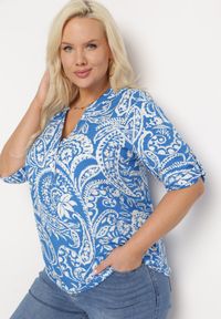 Born2be - Niebiesko-Biała Wiskozowa Bluzka o Luźnym Kroju z Guzikami w Print Paisley Zirlana. Kolor: niebieski. Materiał: wiskoza. Wzór: paisley, nadruk. Sezon: lato #7