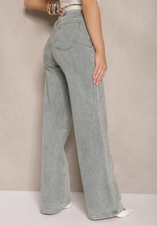 Renee - Jasnoniebieskie Jeansy High Waist o Szerokim Kroju z Cyrkoniami i Koralikami Heltewi. Okazja: na co dzień. Stan: podwyższony. Kolor: niebieski. Wzór: aplikacja. Styl: casual, elegancki