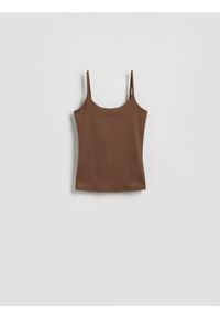 Reserved - Gładki top na ramiączkach - ciemnobrązowy. Kolor: brązowy. Materiał: dzianina. Długość rękawa: na ramiączkach. Wzór: gładki
