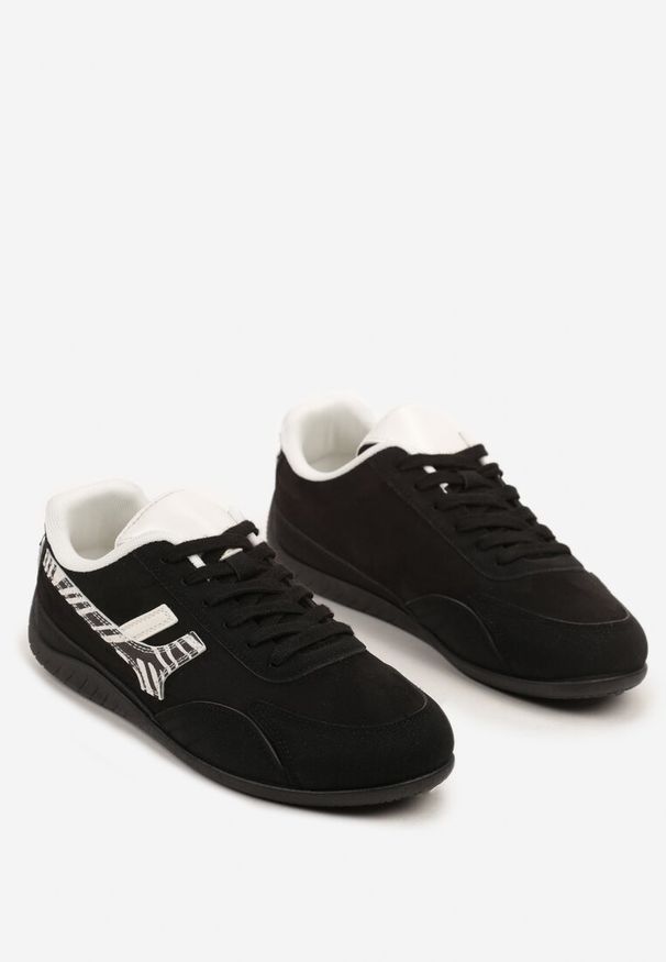 Born2be - Czarne Sneakersy Ozdobione Geometrycznym Wzorem w Zeberkę Arulia. Okazja: na spacer, na co dzień. Kolor: czarny. Materiał: jeans. Wzór: geometria, aplikacja. Sport: turystyka piesza