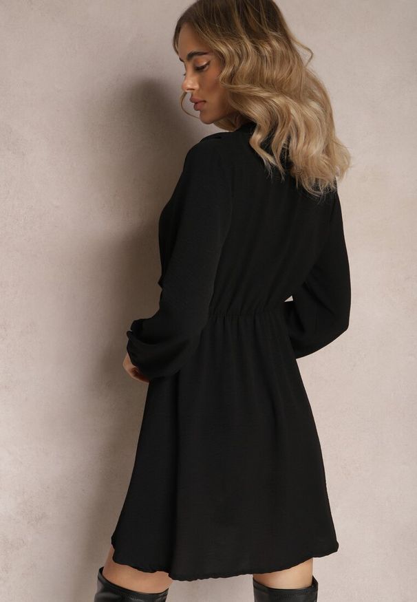 Renee - Czarna Mini Sukienka o Rozkloszowanym Fasonie z Falbankami i Gumką w Talii Beranzze. Typ kołnierza: kołnierz z falbankami. Kolor: czarny. Materiał: skóra. Długość rękawa: długi rękaw. Długość: mini