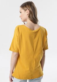 Born2be - Żółty T-shirt Delofer. Okazja: na co dzień. Kolor: żółty. Materiał: dzianina. Długość rękawa: krótki rękaw. Długość: krótkie. Wzór: aplikacja, gładki. Styl: casual #4