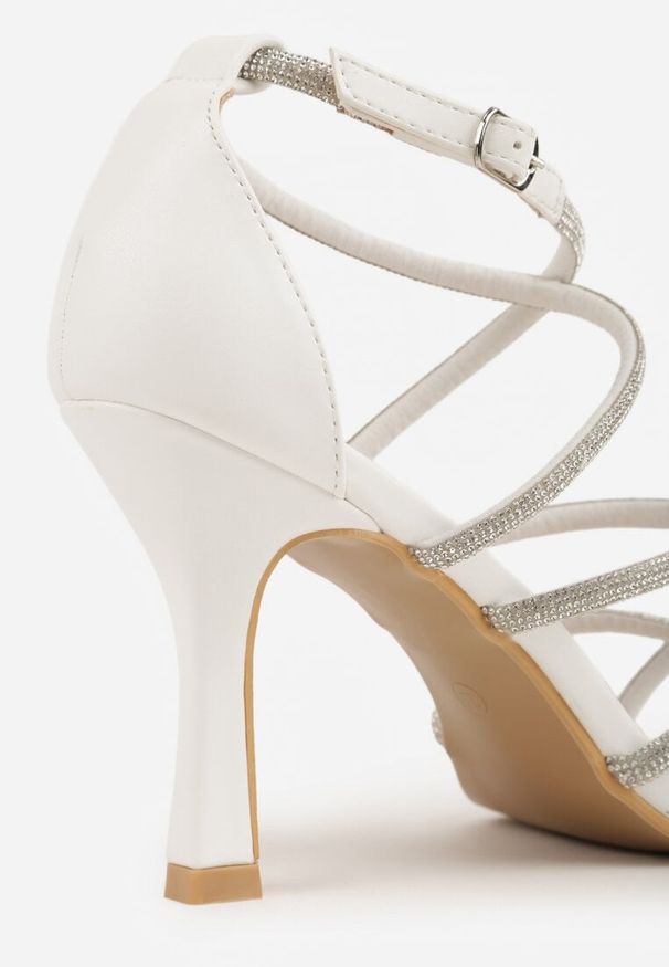 Renee - Białe Sandały na Szpilce z Kwadratowym Noskiem i Cyrkoniowymi Paskami Zeviana. Okazja: na imprezę. Zapięcie: pasek. Kolor: biały. Obcas: na szpilce. Styl: glamour, elegancki
