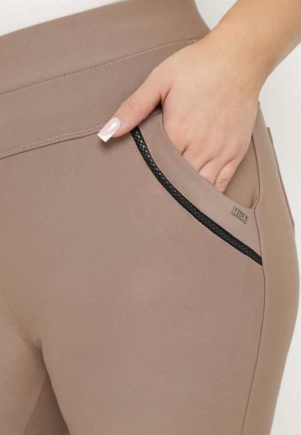 Born2be - Beżowe Spodnie o Dopasowanym Kroju z Gumką w Talii Stellivae. Okazja: na co dzień, na spotkanie biznesowe. Kolekcja: plus size. Kolor: beżowy. Styl: biznesowy, casual