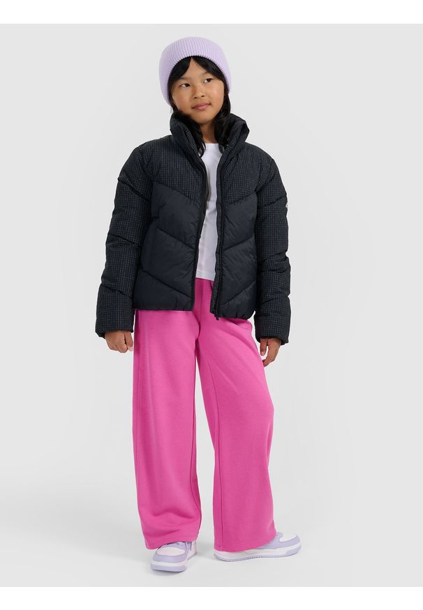 4f - 4F Kurtka puchowa z wypełnieniem syntetycznym dziewczęca - czarna 122 (6-7 lat). Okazja: na co dzień. Typ kołnierza: kołnierzyk stójkowy. Kolor: czarny. Materiał: puch, syntetyk. Wzór: gładki. Sezon: lato. Styl: casual