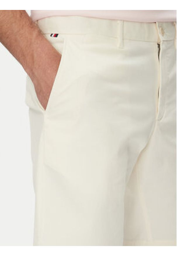 TOMMY HILFIGER - Tommy Hilfiger Szorty materiałowe Brooklyn MW0MW23563 Écru Regular Fit. Materiał: bawełna