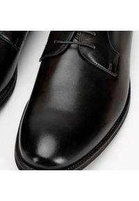 Wittchen - Męskie buty do garnituru skórzane gładkie. Okazja: na spotkanie biznesowe. Nosek buta: otwarty. Kolor: czarny. Materiał: skóra. Szerokość cholewki: normalna. Wzór: gładki. Sezon: lato. Styl: klasyczny, sportowy, biznesowy #5