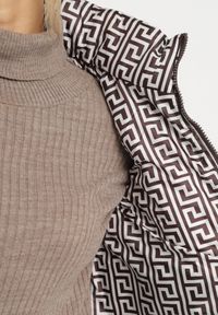 Born2be - Brązowa Pikowana Kamizelka z Ozdobną Podszewką Olianela. Okazja: na spacer, na co dzień. Kolor: brązowy. Materiał: jeans. Wzór: aplikacja. Styl: casual, elegancki #3