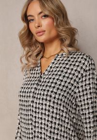Renee - Czarno-Biała Bluzka z Wiskozy w Kratkę Zapinana na Guziki przy Dekolcie Aiha. Kolor: czarny. Materiał: wiskoza. Długość: długie. Wzór: kratka