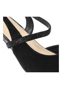 Czółenka damskie S.Barski, cholewka ze skóry naturalnej zamszowej elegancki fason slingback na stabilnym obcasie, czarne, CR61-3048. Okazja: do pracy, na spotkanie biznesowe. Nosek buta: szpiczasty. Zapięcie: pasek. Kolor: czarny. Szerokość cholewki: normalna. Wzór: paski, aplikacja. Materiał: skóra, zamsz. Obcas: na obcasie. Styl: elegancki. Wysokość obcasa: średni #6