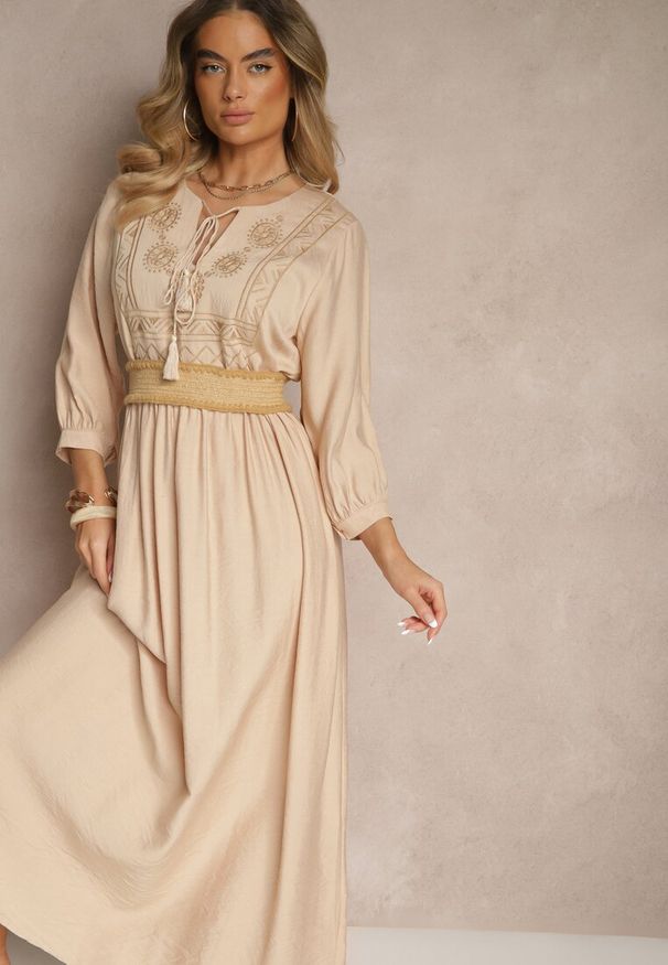 Renee - Beżowa Sukienka z Wiskozy Ozdobiona Haftem Galionetia. Okazja: na co dzień. Kolor: beżowy. Materiał: wiskoza. Wzór: haft, aplikacja. Styl: casual