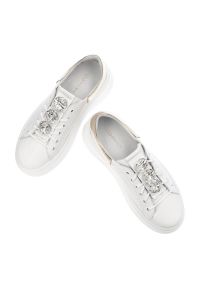 DAMISS - Białe Sneakersy Damiss Modne Skórzane Buty. Okazja: na spacer. Kolor: biały. Materiał: skóra. Szerokość cholewki: normalna. Wzór: jednolity, aplikacja, kolorowy