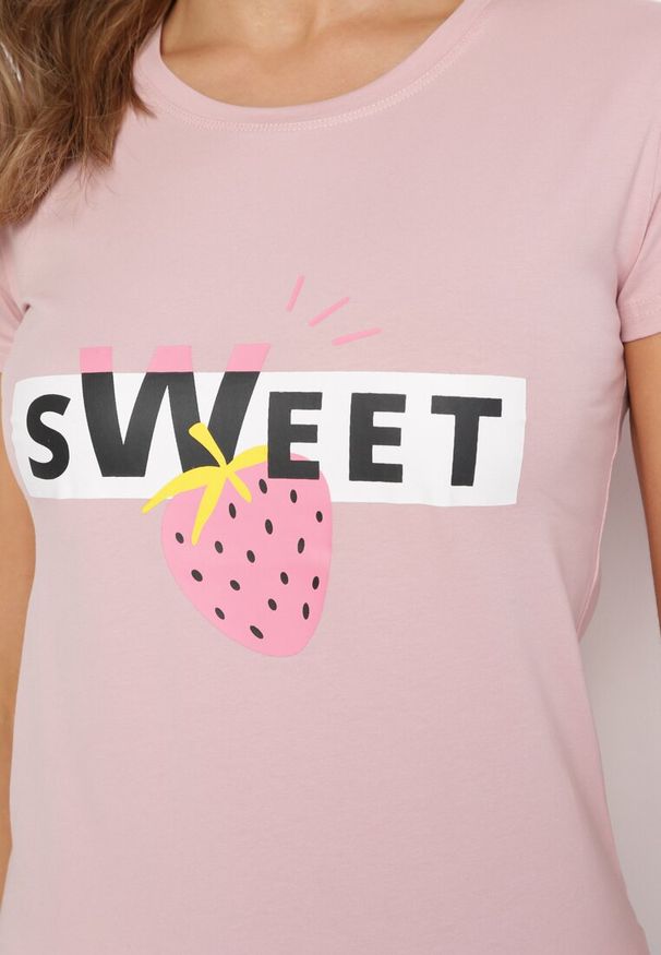 Born2be - Różowa Bawełniana Bluzka z Nadrukiem i Napisem Vemassa. Kolor: różowy. Materiał: bawełna. Długość rękawa: krótki rękaw. Długość: krótkie. Wzór: nadruk, napisy. Sezon: wiosna, lato