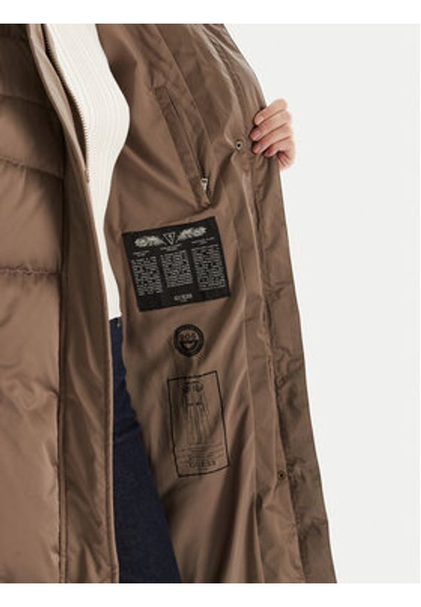 Guess Płaszcz zimowy W5BL29 W2802 Brązowy Regular Fit. Kolor: brązowy. Materiał: syntetyk. Sezon: zima
