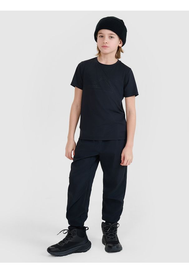 4f - 4F T-shirt trekkingowy szybkoschnący chłopięcy - czarny 134/140 (8-10 lat). Kolor: czarny. Materiał: syntetyk, włókno, dzianina, materiał, elastan. Wzór: jednolity, nadruk, ze splotem, gładki. Sezon: lato. Sport: turystyka piesza, fitness