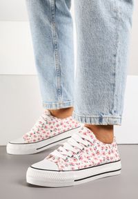 Born2be - Różowe Trampki z Cholewką Zdobioną Kwiatowym Wzorem Folaianna. Okazja: na co dzień, na spacer. Kolor: różowy. Materiał: jeans. Szerokość cholewki: normalna. Wzór: aplikacja, kwiaty. Styl: klasyczny, elegancki, casual