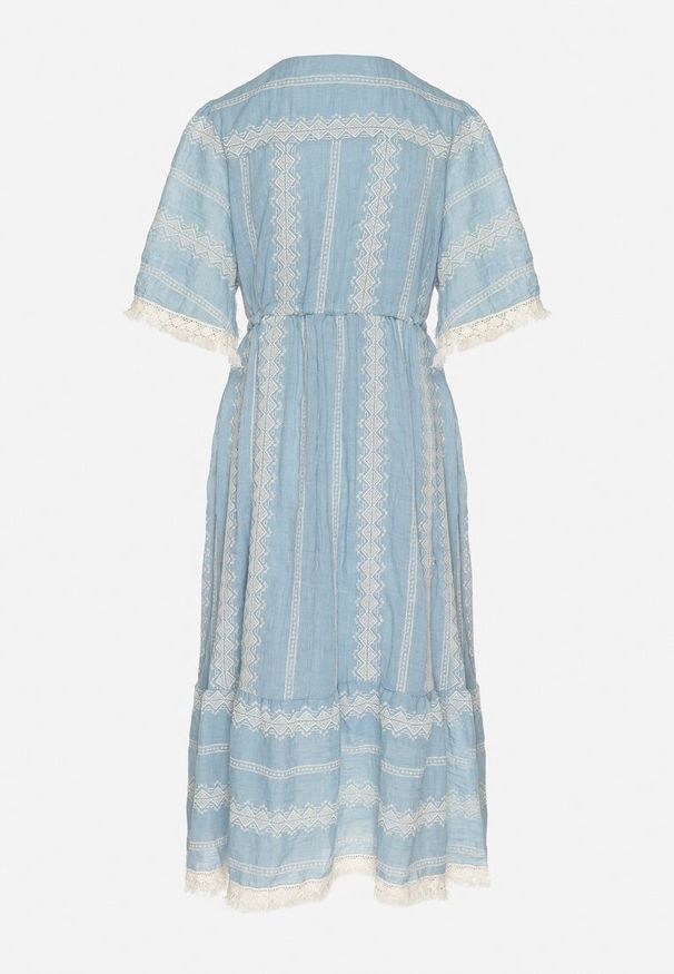 Born2be - Jasnoniebieska Bawełniana Sukienka Boho o Rozkloszowanym Kroju z Wiązaniem i Haftem Korithira. Okazja: na co dzień, na spacer. Typ kołnierza: dekolt w serek. Kolor: niebieski. Materiał: bawełna. Wzór: haft. Sezon: lato. Typ sukienki: rozkloszowane. Styl: boho