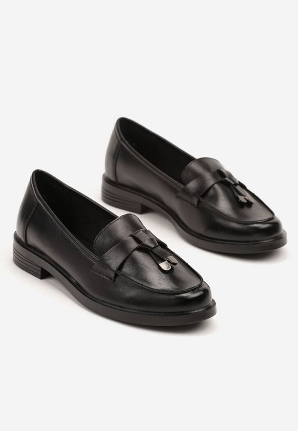 Renee - Czarne Mokasyny z Frędzlami i Skórzaną Wkładką Nithdra. Kolor: czarny. Materiał: skóra. Wzór: aplikacja. Obcas: na obcasie. Styl: elegancki. Wysokość obcasa: niski