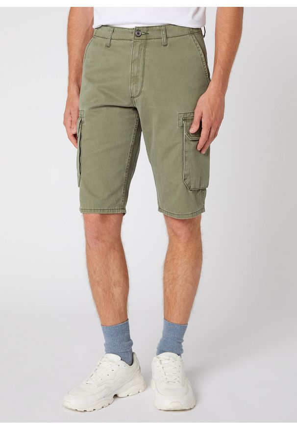 Wrangler - WRANGLER CARGO SHORT MĘSKIE SZORTY KRÓTKIE SPODENKI DUSTY OLIVE W15DKC275. Długość: krótkie