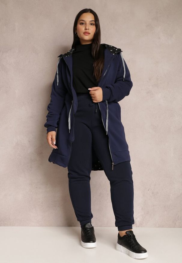 Renee - Granatowa Bluza Długa z Kapturem Egia. Typ kołnierza: kaptur. Kolekcja: plus size. Kolor: niebieski. Materiał: polar. Długość: długie. Sezon: zima, jesień. Styl: elegancki