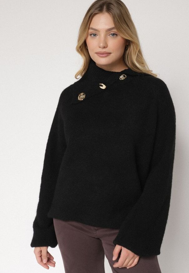 Born2be - Czarny Golf z Wełną i Metalicznymi Guzikami Vidora. Okazja: na co dzień. Typ kołnierza: golf. Kolor: czarny. Materiał: wełna. Wzór: aplikacja. Styl: casual, elegancki