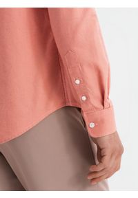 Ombre Clothing - Męska koszula lniana ze stójką i kieszenią REGULAR FIT – brzoskwiniowa V1. Okazja: na co dzień. Typ kołnierza: kołnierzyk stójkowy. Kolor: pomarańczowy. Materiał: len. Długość rękawa: długi rękaw. Długość: długie. Sezon: wiosna, lato. Styl: casual #3