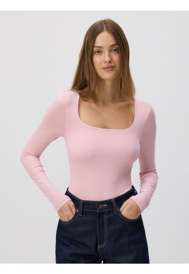 Reserved - Body z dekoltem karo - różowy. Typ kołnierza: dekolt w karo. Kolor: różowy. Materiał: dzianina. Wzór: gładki