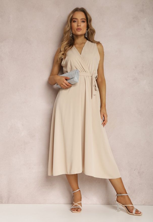 Renee - Beżowa Sukienka Nikora. Kolor: beżowy. Materiał: materiał, tkanina. Długość rękawa: bez rękawów. Wzór: jednolity, gładki. Typ sukienki: kopertowe. Styl: elegancki