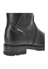 Czarne Kozaki Karino Damskie Wygodne Obuwie. Okazja: na co dzień. Kolor: czarny. Materiał: skóra. Szerokość cholewki: normalna. Wzór: gładki. Obcas: na obcasie. Styl: klasyczny, casual, elegancki. Wysokość obcasa: niski #8