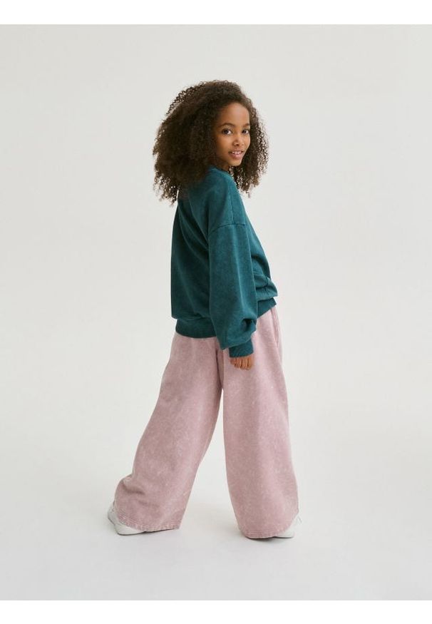 Reserved - Spodnie wide leg Hello Kitty - fioletowy. Kolor: fioletowy. Materiał: tkanina, bawełna. Wzór: motyw z bajki