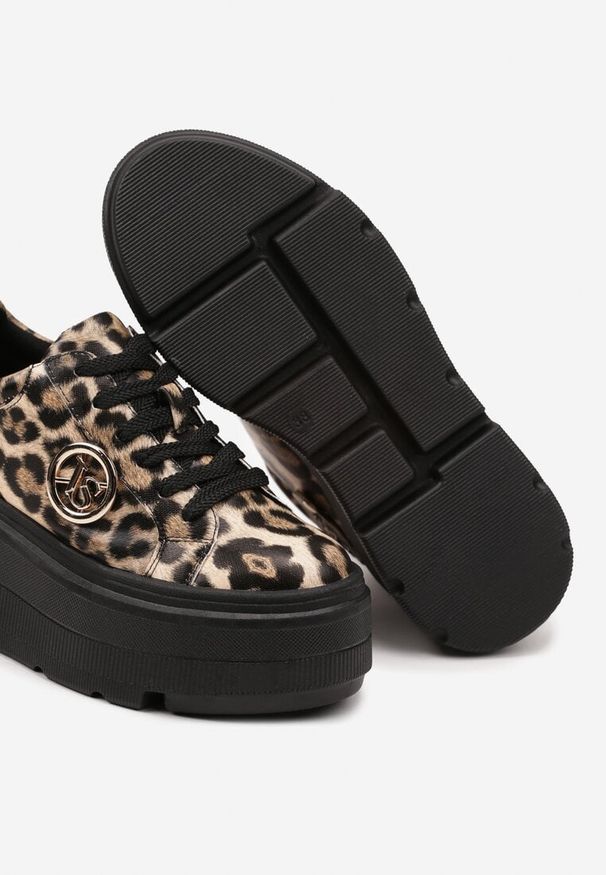 Renee - Panterkowe Sneakersy Vices na Platformie Ozdobione Metaliczną Aplikacją Tatellia. Okazja: na co dzień. Materiał: jeans, skóra. Wzór: aplikacja. Obcas: na platformie