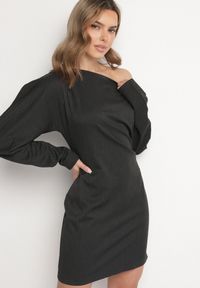 Born2be - Ciemnoszara Asymetryczna Sukienka z Wiskozą z Dekoltem w Łódkę i Marszczeniem przy Talii Sofilda. Okazja: na co dzień. Typ kołnierza: dekolt w łódkę. Kolor: szary. Materiał: wiskoza. Długość rękawa: długi rękaw. Typ sukienki: asymetryczne. Styl: casual, klasyczny, wizytowy #2