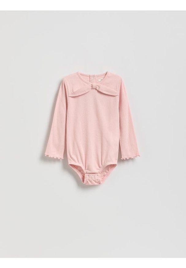 Reserved - Prążkowane body z aplikacją - pastelowy róż. Kolor: różowy. Materiał: prążkowany. Wzór: aplikacja