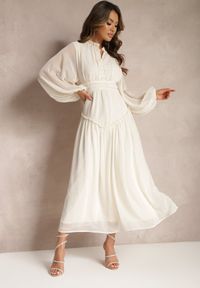 Renee - Jasnobeżowa Elegancka Sukienka w Stylu Vintage z Powlekanymi Guzikami i Marszczeniami Lefandia. Typ kołnierza: kołnierzyk stójkowy. Kolor: beżowy. Styl: vintage, elegancki #4