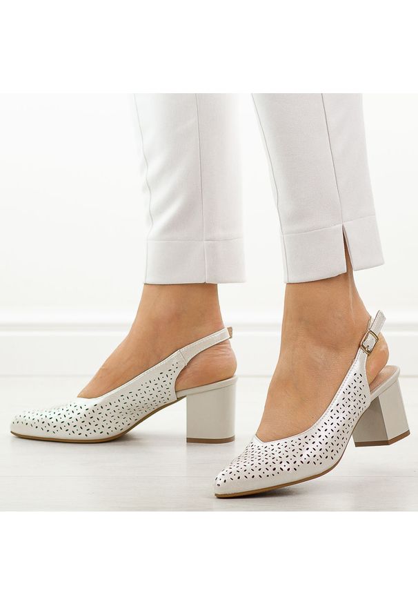Srebrne skórzane ażurowe czółenka damskie Jezzi 2263A-5. Okazja: na co dzień, na imprezę. Kolor: srebrny. Materiał: skóra. Szerokość cholewki: normalna. Wzór: ażurowy. Sezon: wiosna, lato. Obcas: na słupku. Styl: casual, elegancki, klasyczny, wizytowy