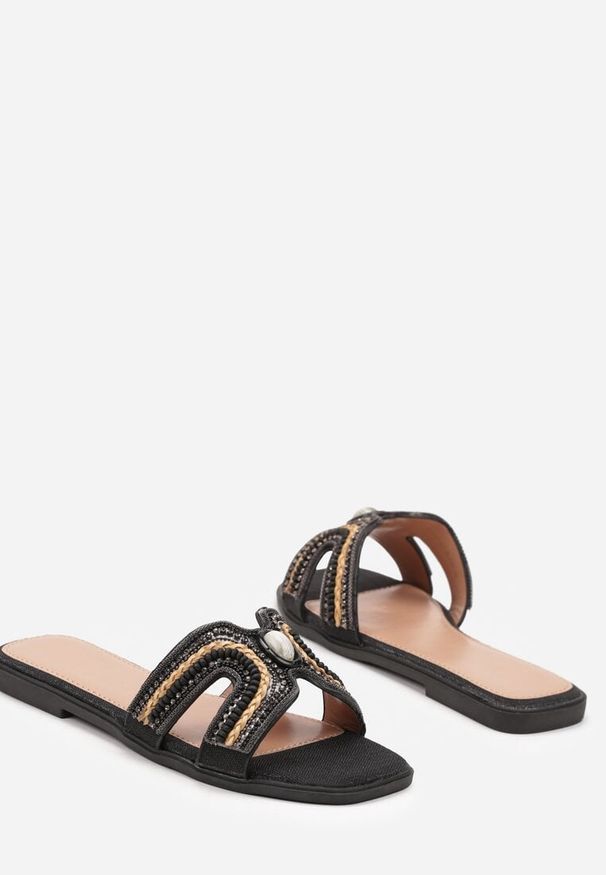 Renee - Czarne Klapki w Stylu Boho z Ozdobnymi Kamieniami i Plecionką Dimly. Okazja: na co dzień. Kolor: czarny. Materiał: len. Wzór: aplikacja. Sezon: lato. Obcas: na obcasie. Styl: boho. Wysokość obcasa: niski