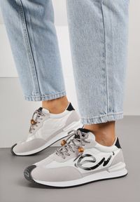 Renee - Czarne Sneakersy Ozdobione Geometrycznym Motywem Phiaronei. Okazja: na co dzień. Kolor: czarny. Materiał: jeans. Wzór: geometria, aplikacja #5