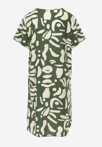 Born2be - Zielona Pudełkowa Sukienka z Wiskozy z Dekoltem w Serek w Abstrakcyjny Wzór Cresom. Okazja: na co dzień. Typ kołnierza: dekolt w serek. Kolekcja: plus size. Kolor: zielony. Materiał: wiskoza. Sezon: lato. Typ sukienki: dla puszystych, proste. Styl: casual #5